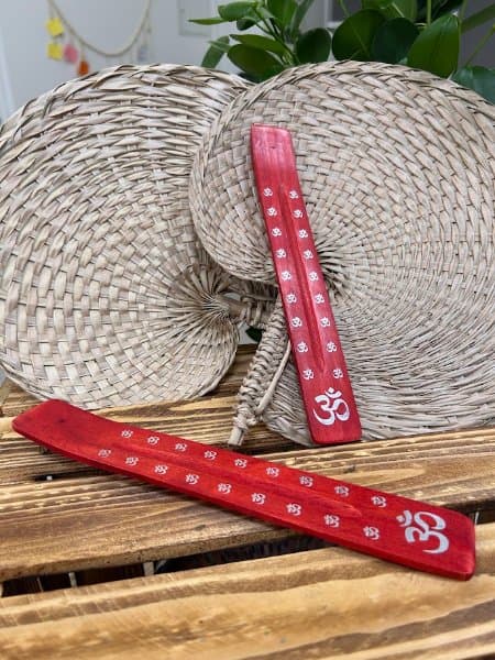Incensário de Madeira com Símbolo Om – Vermelho